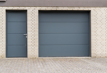 Garage mit Tür und Tor in Anthrazit 