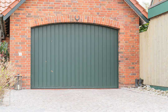 Garage mit großen grünem Tor