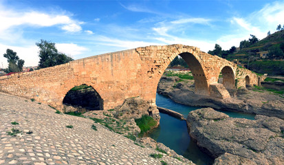 Fototapeta na wymiar The old bridge of Zakho