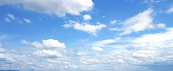 Naklejka premium Blue sky white clouds fresh air