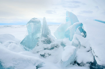 Fototapeta na wymiar Сибирь, озеро Байкал, ледяные торосы в пасмурный весенний день 