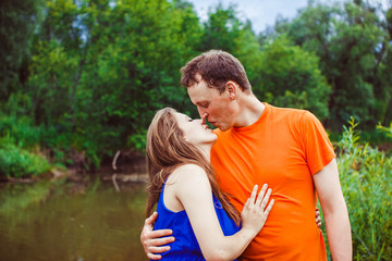 Obraz premium a guy and a pregnant woman near the water