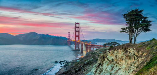 Golden Gate Bridge in twilight, San Francisco, California, USA - obrazy, fototapety, plakaty