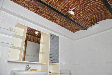 salle de bain aménagée dans ancienne cave voûtée