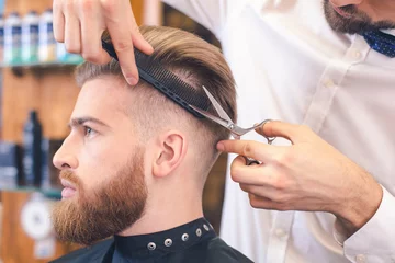 Crédence de cuisine en verre imprimé Salon de coiffure Jeune homme dans le concept de service de soins capillaires Barber Shop