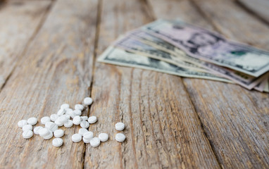таблетки на фоне денег