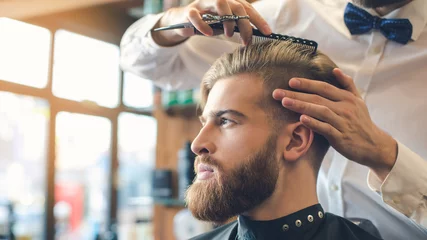 Crédence de cuisine en verre imprimé Salon de coiffure Jeune homme dans le concept de service de soins capillaires Barbershop