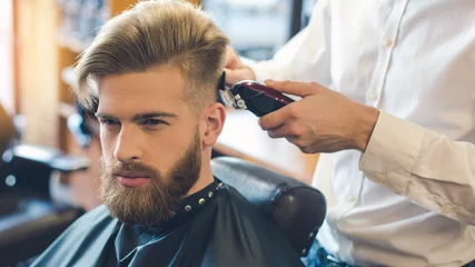 Crédence de cuisine en verre imprimé Salon de coiffure Jeune homme dans le concept de service de soins capillaires Barbershop