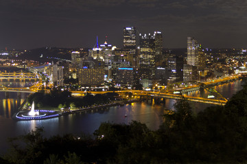 Fototapeta na wymiar Pittsburgh From Mount Washington At Night