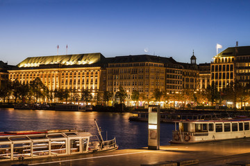 Fototapeta premium Architecutre by Binnenalster in Hamburg
