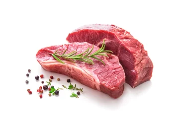 Keuken foto achterwand Vlees Stukjes rauw rosbiefvlees met ingrediënten