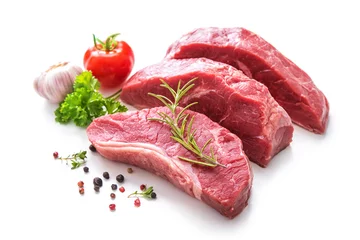 Photo sur Plexiglas Viande Morceaux de viande de rosbif cru avec des ingrédients