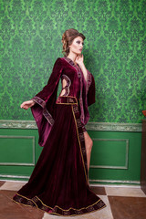 Obraz premium Sensual woman dressed in vintage clothes in retro interior. Rococo period. Luxury and high class