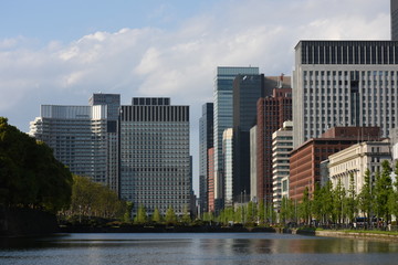 Fototapeta premium 日本の東京都市風景（丸の内のビジネス街や大手町を望む）