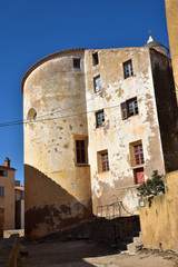 Ruelle de la citadelle génoise de Calvi en Corse