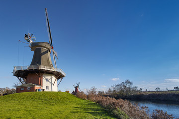 Ostfriesische Landschaften, die Zwillingsmühlen von Greestsiel.