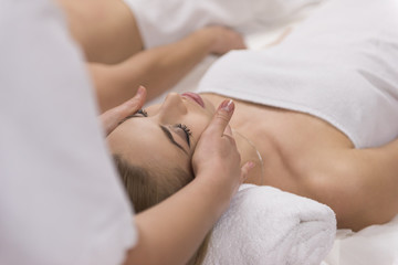 Fototapeta na wymiar woman receiving a head massage