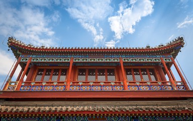 Obraz premium Traditional Chinese building under blue sky