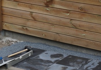 Gehwegplatten verlegen im Garten