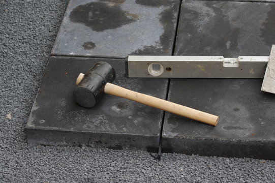 Gehwegplatten verlegen im Garten