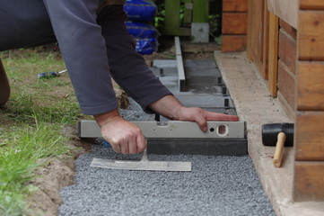 Gehwegplatten verlegen im Garten