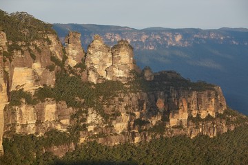 Fototapeta na wymiar The Three Sisters in the Blue mountains