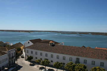 Blick auf Küste und Boote