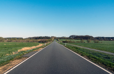 auf einer landstrasse alleine &uuml;berland unterwegs