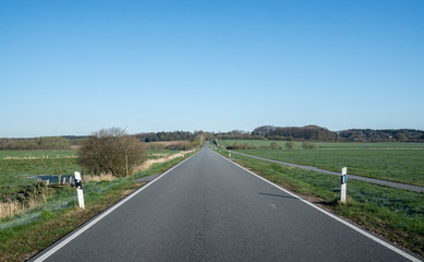 vormittings alleine &uuml;ber Land auf einer Strasse