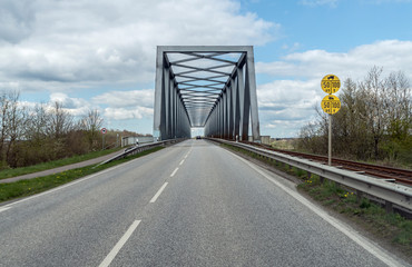 auf eine Br&uuml;cke zufahrend auf der strasse,alleine