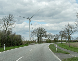Windrad im Fr&uuml;hling auf dem Land an der Strasse