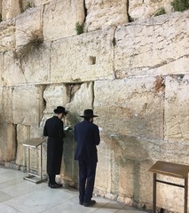 2 Männer an der Klagemauer