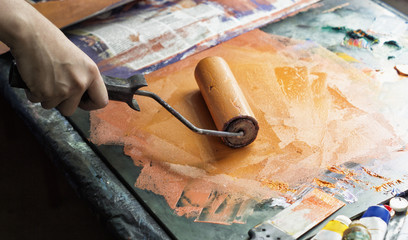 Roller for applying paint on printed form