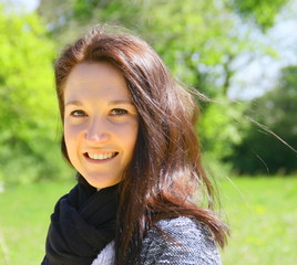 portrait de jeune femme de 21 ans,en campagne 