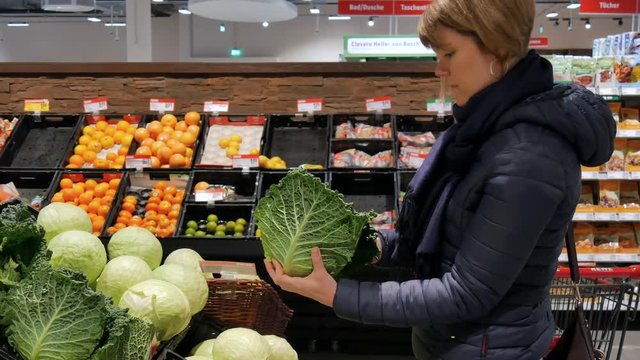 Junge Frau beim Lebensmitteleinkauf