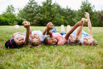 Multikulturelle Kinder zeigen Zusammenhalt