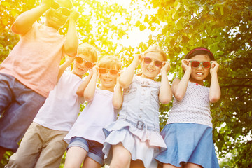 Coole Gruppe Kinder als multikulturelle Freunde