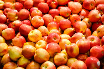 Fototapeta na wymiar Bunch of red apples in supermarket