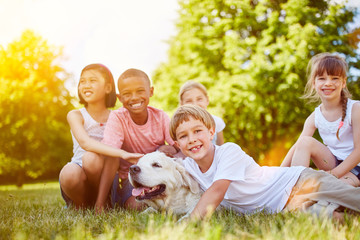 Gruppe Kinder mit Golden Retriever Hund