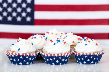 Obraz premium Patriotic cupcakes with American flag in the background