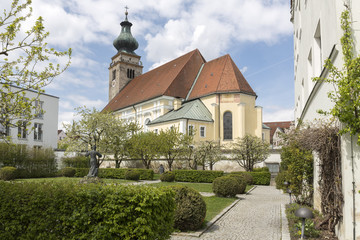 Fototapeta na wymiar Historische Stadtkirche in Mühldorf am Inn, Bayern