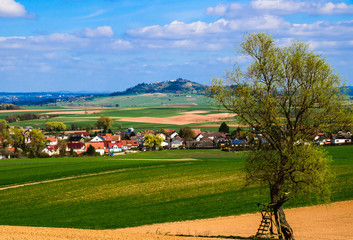 Das Dorf Schröck ist Stadtteil von Marburg und  die Stadt Amöneburg liegt auf einem alten...