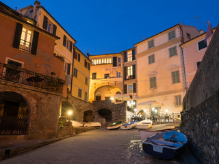 Beleuteter Dorfplatz von Tellaro mit umliegenden Gebäuden zur blauen Stunde, Tellaro, Ligurien, Italien