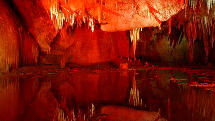 Rote Tropfsteinhöhle