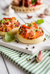 Mini pizza buns with ham, bell pepper, green onion and cheese