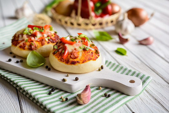 Mini Pizza Buns With Ham, Bell Pepper, Green Onion And Cheese