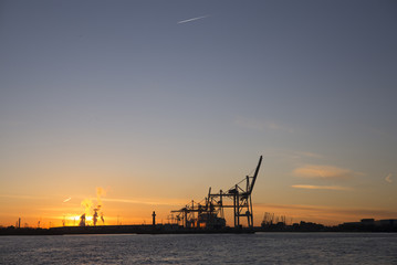 Fototapeta na wymiar Containerterminal in Hamburg, Deutschland