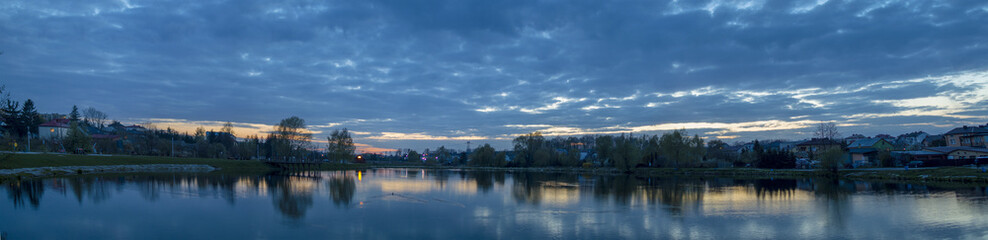 Panorama miasta nad zalewem wodnym, Lipsko, Polska © olekgraf