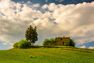 Fototapeta na wymiar Ruins of an abandoned house near Pienza, Tuscany, Italy