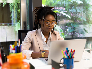 Jovem negra no computador